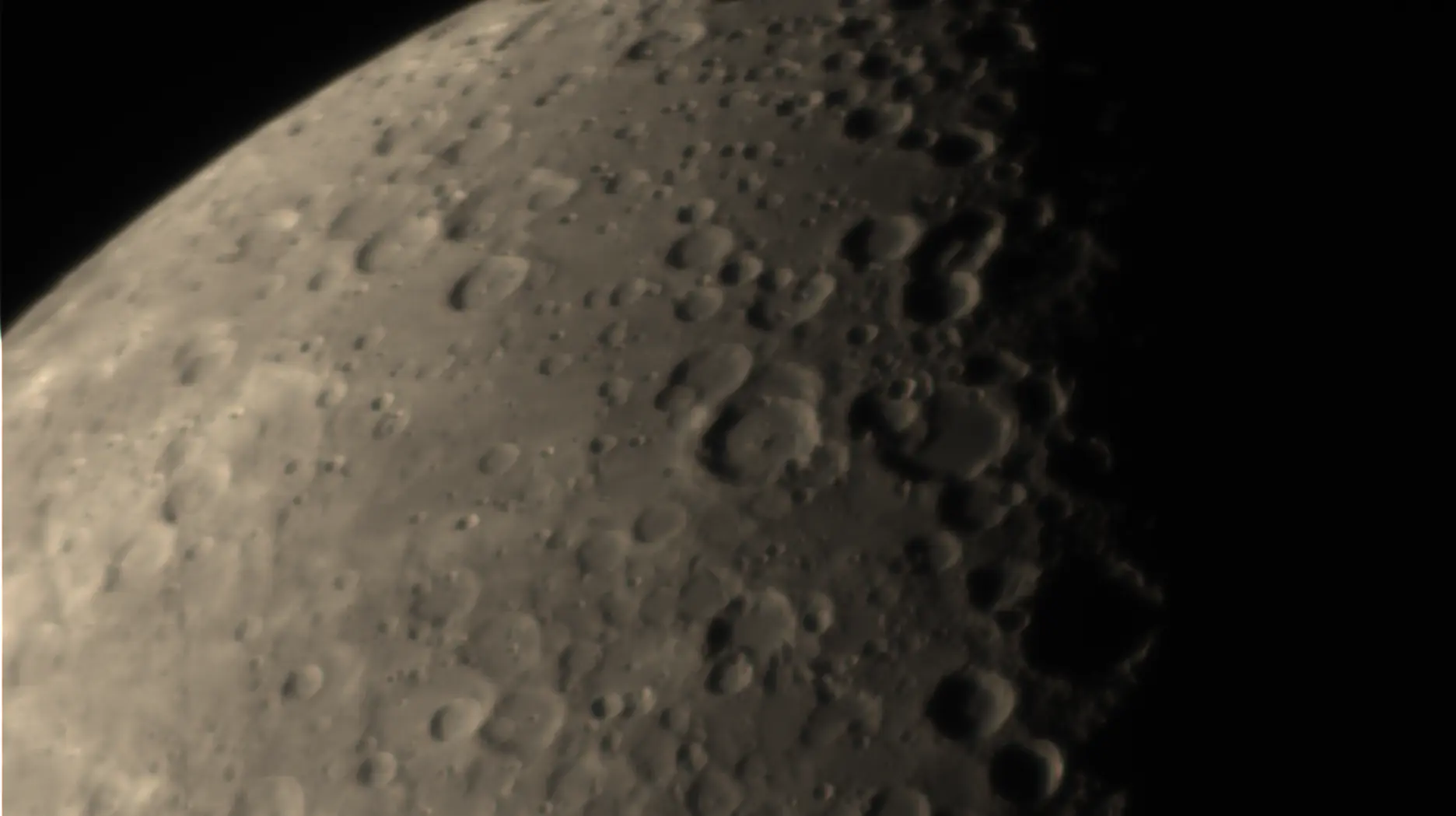 58% Měsíc krátery