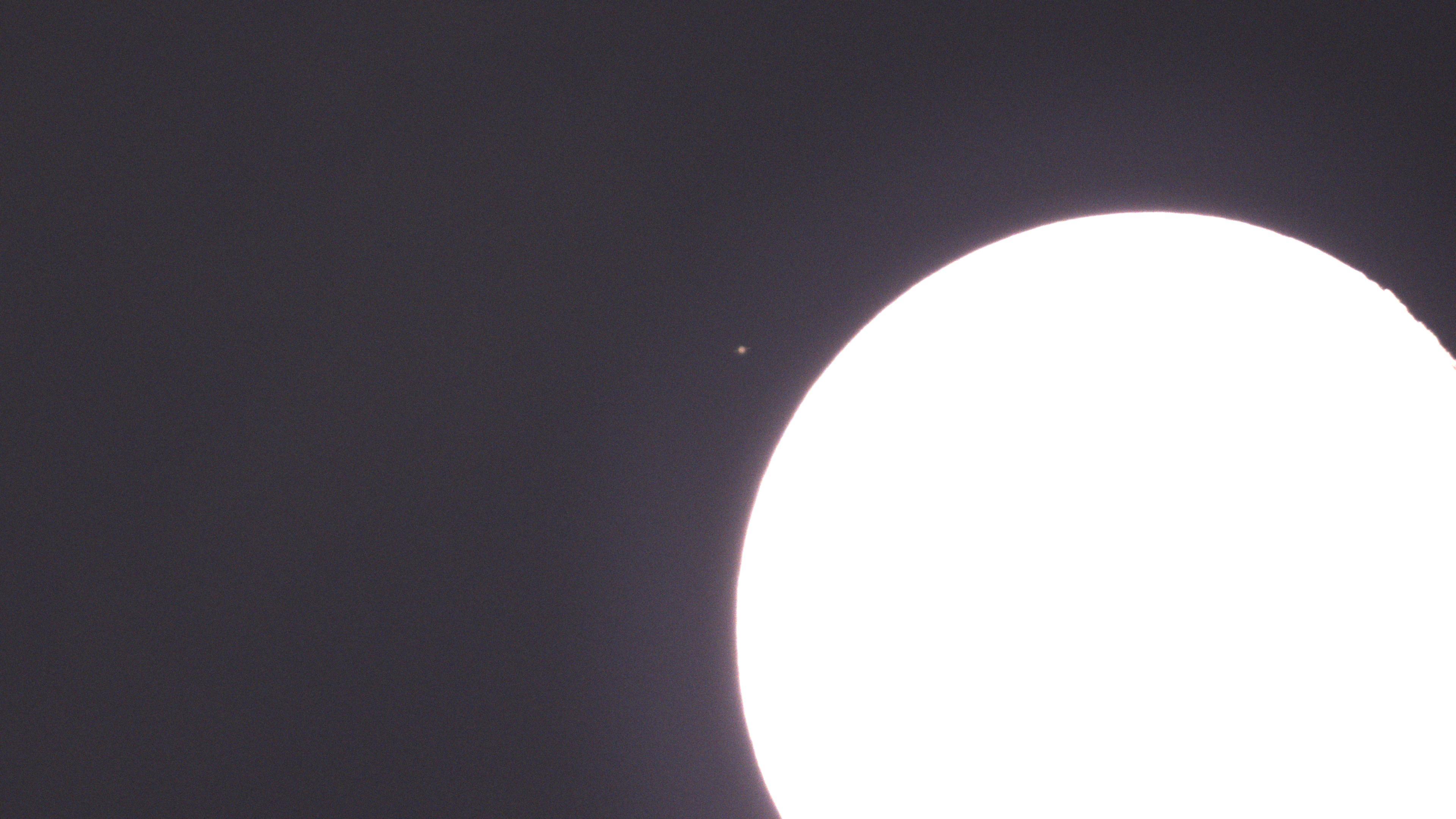 Přeexponovaná fotka, se Saturnem