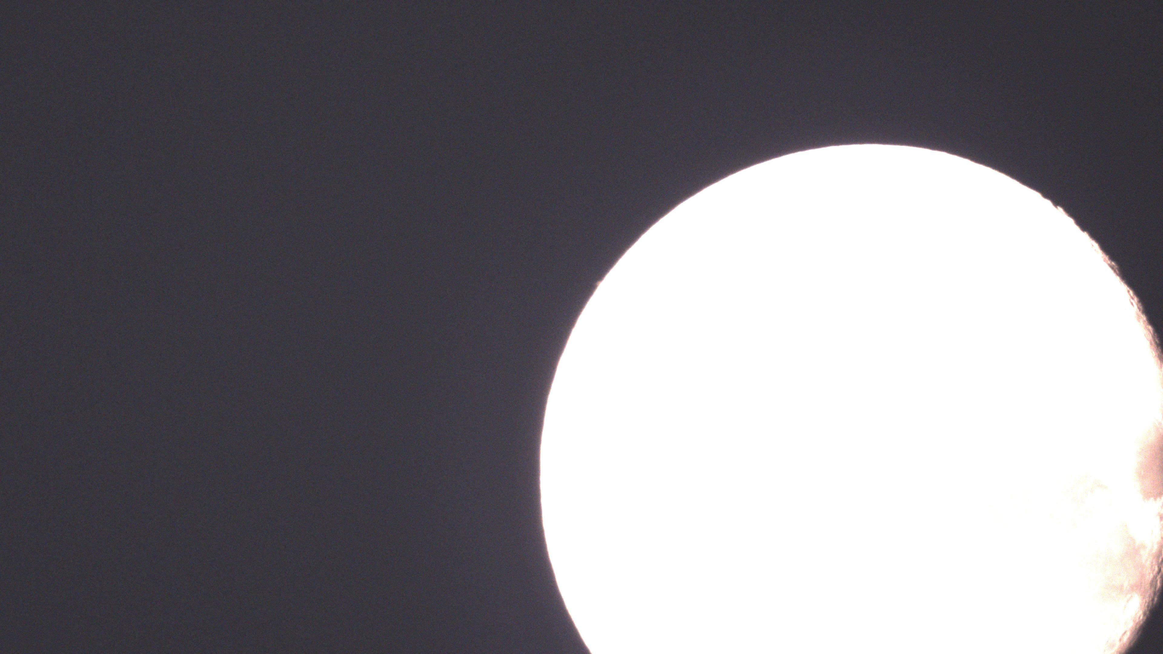 Přeexponovaná + Saturn se již skoro schoval za měsíc